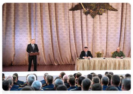 В ходе посещения Таманской бригады Председатель Правительства Российской Федерации В.В.Путин провёл встречу с командирами соединений Вооружённых сил Российской Федерации