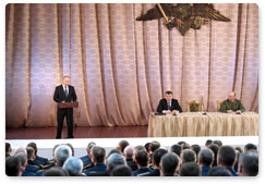 В ходе посещения Таманской бригады Председатель Правительства Российской Федерации В.В.Путин провёл встречу с командирами соединений Вооружённых сил Российской Федерации