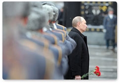 Председатель Правительства Российской Федерации В.В.Путин в День защитника Отечества принял участие  в торжественной церемонии возложения венка к Могиле Неизвестного Солдата в Москве