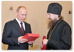 Председатель Правительства Российской Федерации В.В.Путин передал в дар Саровскому монастырю икону XIX века