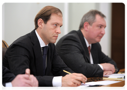 Acting Minister of Industry and Trade Dmitry Manturov and Deputy Prime Minister Dmitry Rogozin at a meeting on issues of military-technical cooperation