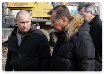 In Astrakhan, Prime Minister Vladimir Putin inspected a house damaged by a household gas explosion