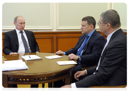 Prime Minister Vladimir Putin meets with Deputy Prime Minister Igor Sechin and deputy chairmen of Gazprom Management Committee Alexander Medvedev and Andrei Kruglov