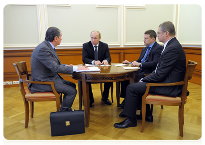 Prime Minister Vladimir Putin meets with Deputy Prime Minister Igor Sechin and deputy chairmen of Gazprom Management Committee Alexander Medvedev and Andrei Kruglov