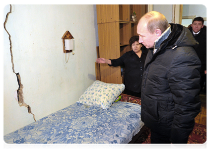 Prime Minister Vladimir Putin arrived in the town of Roza, where he inspected a flat in a dilapidated residential building