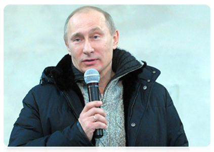 Prime Minister Vladimir Putin on his visit to the mining town of Roza talked with its residents