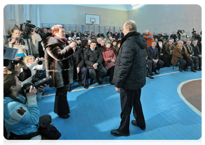 Prime Minister Vladimir Putin on his visit to the mining town of Roza talked with its residents