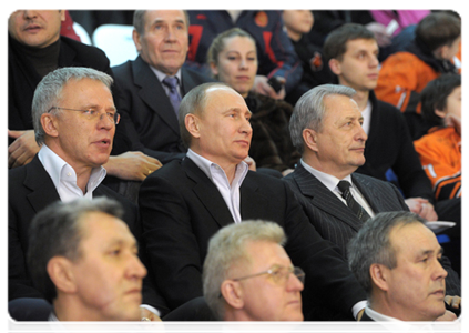 Prime Minister Vladimir Putin, President of the Far East division of the Russian Amateur Hockey League Vyacheslav Fetisov, and President of the Russian Amateur Hockey League Alexander Yakushev