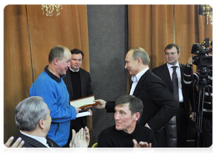 At the end of the meeting, Prime Minister Vladimir Putin congratulated Goznak player Igor Lapin on his birthday and presented him with a watch