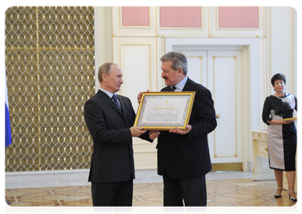 Prime Minister Vladimir Putin awards government certificates of appreciation at the meeting devoted to the 20th anniversary of the Russian Trilateral Commission on the Regulation of Social and Labour Relations