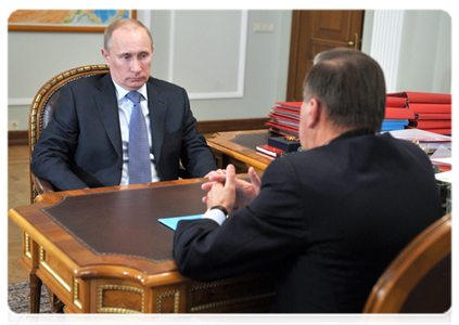 Prime Minister Vladimir Putin at a working meeting with First Deputy Prime Minister Viktor Zubkov