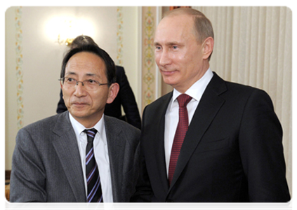 Председатель Правительства Российской Федерации В.В.Путин и главный редактор газеты «Асахи Симбун» Ёсибуми Вакамия