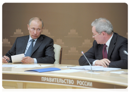 Председатель Правительства Российской Федерации В.В.Путин и министр регионального развития Российской Федерации В.Ф.Басаргин