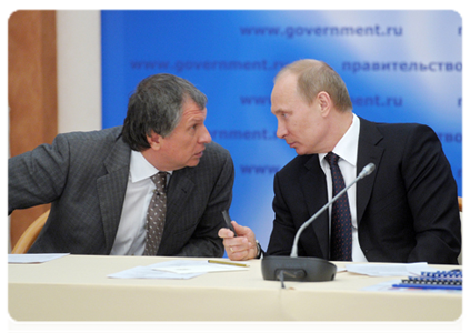 Prime Minister Vladimir Putin and Deputy Prime Minister Igor Sechin at a meeting on natural gas supplies to domestic and foreign markets