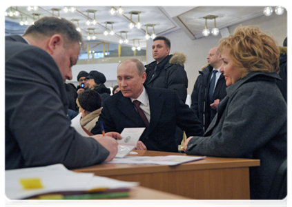 Председатель Правительства Российской Федерации В.В.Путин вместе с супругой Л.А.Путиной проголосовал на выборах Президента Российской Федерации