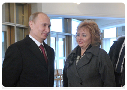 Председатель Правительства Российской Федерации В.В.Путин вместе с супругой Л.А.Путиной проголосовал на выборах Президента Российской Федерации