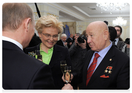 Vladimir Putin, TV show host Dr Yelena Malysheva and Pilot-Cosmonaut of the USSR and Twice Hero of the Soviet Union, Alexei Leonov