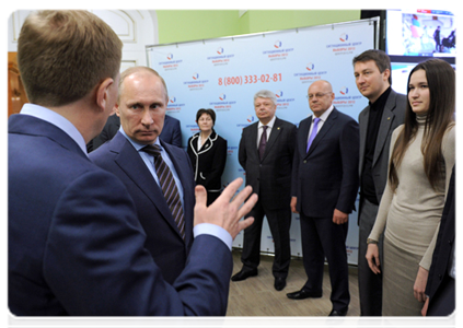 В.В.Путин посетил ситуационный центр корпуса наблюдателей за выборами Президента Российской Федерации 2012 года, где ему продемонстрировали, как осуществлялся контроль за избирательными участками в день голосования