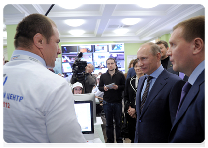 В.В.Путин посетил ситуационный центр корпуса наблюдателей за выборами Президента Российской Федерации 2012 года, где ему продемонстрировали, как осуществлялся контроль за избирательными участками в день голосования