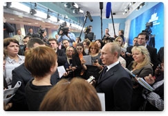 Накануне 8 марта Владимир Путин поздравил журналисток правительственного пула и всех женщин России с наступающим праздником, а также ответил на ряд вопросов