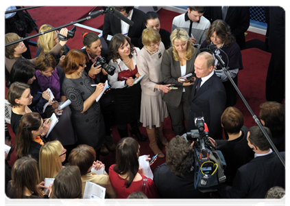 Накануне 8 марта Владимир Путин поздравил журналисток правительственного пула и всех женщин России с наступающим праздником, а также ответил на ряд вопросов