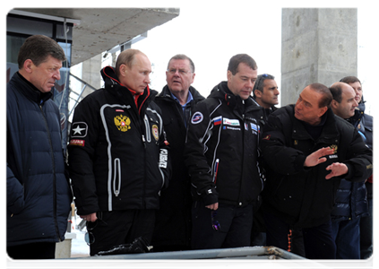 Д.А.Медведев, В.В.Путин и бывший премьер-министр Италии Сильвио Берлускони осмотрели в Сочи санно-бобслейную трассу и понаблюдали за тестовыми заездами