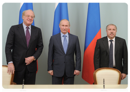 Prime Minister Vladimir Putin, Eni CEO Paolo Scaroni and President of the oil company Rosneft Eduard Khudainatov