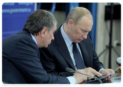Prime Minister Vladimir Putin and Deputy Prime Minister Igor Sechin at a meeting on the development of the automotive industry in the context of Russia’s accession to the WTO