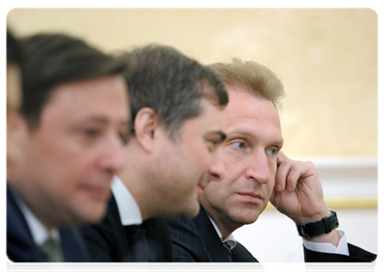 First Deputy Prime Minister Igor Shuvalov and Deputy Prime Minister Vladislav Surkov at a Government Presidium meeting