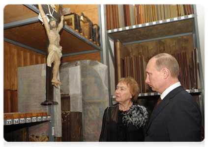 Prime Minister Vladimir Putin and General Director of the Alexander Radishchev State Art Museum in Saratov Tamara Grodskova
