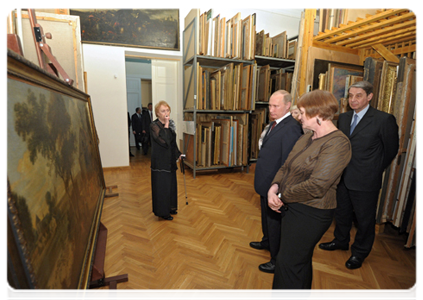 Prime Minister Vladimir Putin visits the Alexander Radishchev State Art Museum in Saratov