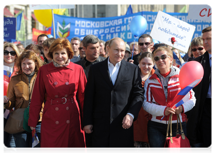 Президент Российской Федерации Д.А.Медведев и Председатель Правительства Российской Федерации В.В.Путин приняли участие в праздничном первомайском шествии