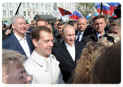 Президент Российской Федерации Д.А.Медведев, Председатель Правительства Российской Федерации В.В.Путин и мэр Москвы С.С.Собянин во время праздничного первомайского шествия