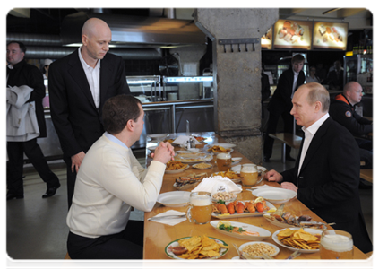 After the May Day march, Dmitry Medvedev and Vladimir Putin went to the Zhiguli pub on Arbat Street