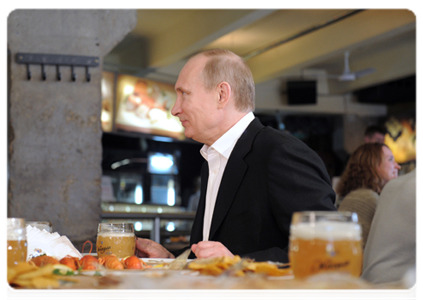 После праздничного шествия Д.А.Медведев и В.В.Путин приехали в пивной бар «Жигули» на Арбате