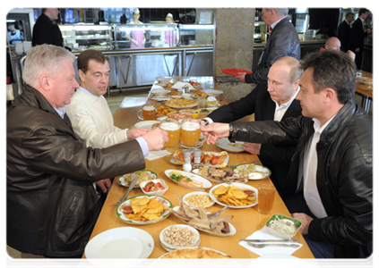 После праздничного шествия Д.А.Медведев и В.В.Путин приехали в пивной бар «Жигули» на Арбате