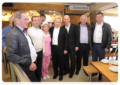 After the May Day march, Dmitry Medvedev and Vladimir Putin went to the Zhiguli pub on Arbat Street