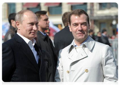 Президент Российской Федерации Д.А.Медведев и Председатель Правительства Российской Федерации В.В.Путин приняли участие в праздничном первомайском шествии