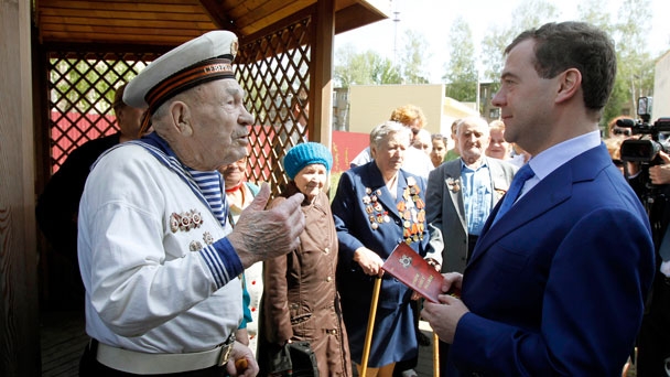 Председатель Правительства Российской Федерации Д.А.Медведев пообщался с жильцами дома, построенного для участников Великой Отечественной войны