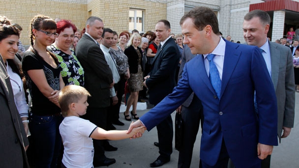 Председатель Правительства Российской Федерации Д.А.Медведев пообщался с жильцами дома, построенного для участников Великой Отечественной войны