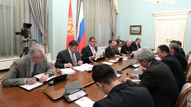 Переговоры Председателя Правительства Российской Федерации Д.А.Медведева и Президента Киргизии А.Ш.Атамбаева продолжились в расширенном составе с участием делегаций