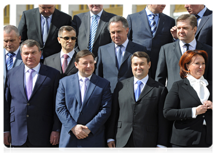 По окончании завершающего в нынешнем составе заседания Правительства Российской Федерации В.В.Путин и члены кабинета министров сфотографировались вместе на память о совместной работе в течение последних четырёх лет