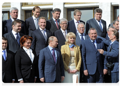 По окончании завершающего в нынешнем составе заседания Правительства Российской Федерации В.В.Путин и члены кабинета министров сфотографировались вместе на память о совместной работе в течение последних четырёх лет