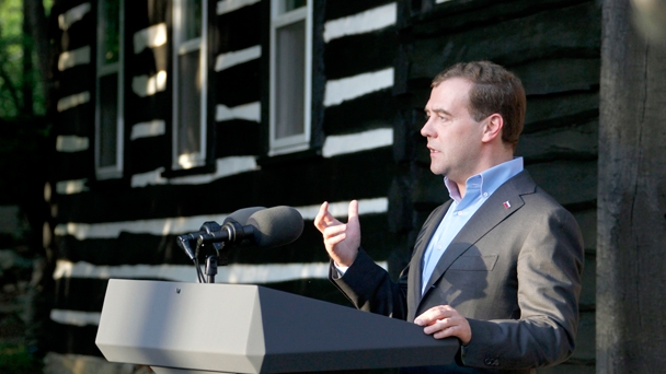 Председатель Правительства Российской Федерации Дмитрий Медведев провёл пресс-конференцию для представителей российских СМИ  по итогам встречи глав государств и правительств «Группы восьми» в Кэмп-Дэвиде