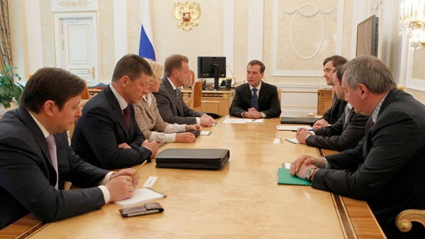 Prime Minister Dmitry Medvedev meets with deputy prime ministers and discusses the distribution of responsibilities
