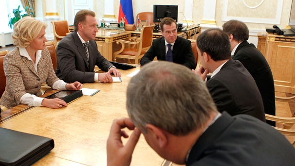 Prime Minister Dmitry Medvedev meets with deputy prime ministers and discusses the distribution of responsibilities
