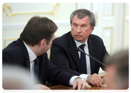 Deputy Prime Minister Igor Sechin and Minister of Energy Sergei Shmatko at a meeting on motivating exploration of hard-to-recover oil reserves