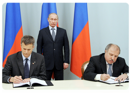 По окончании встречи в присутствии Председателя Правительства Российской Федерации В.В.Путина состоялось подписание соглашения между ОАО «НК “Роснефть”» и компанией «Статойл АСА»