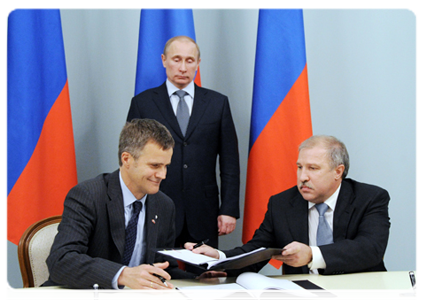 По окончании встречи в присутствии Председателя Правительства Российской Федерации В.В.Путина состоялось подписание соглашения между ОАО «НК “Роснефть”» и компанией «Статойл АСА»