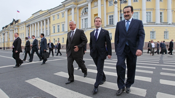 After the news conference the three prime ministers took a walk on Senate Square